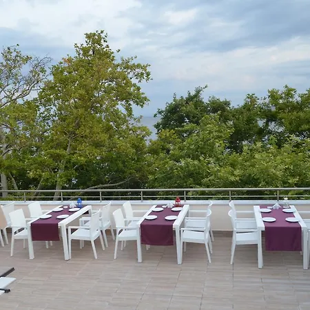 Ada Hotel *